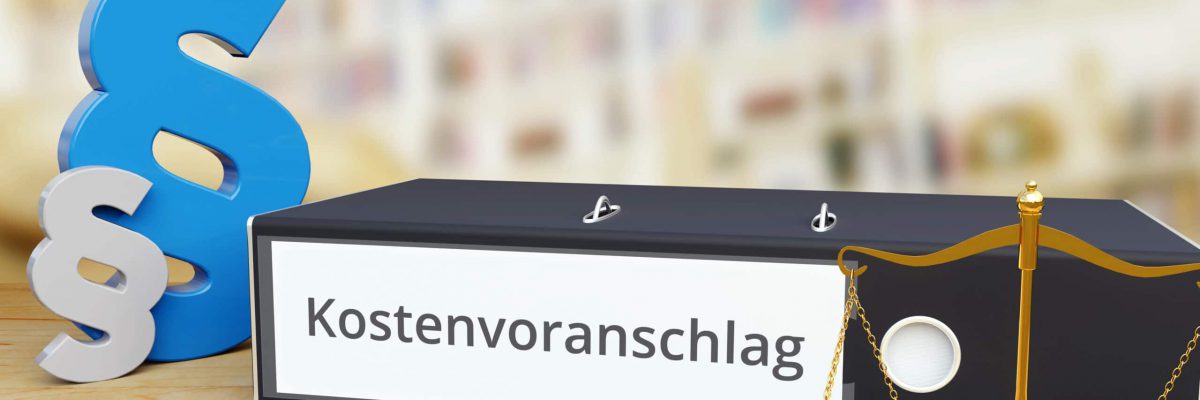 Kostenvoranschlag – Recht/Gesetz. Ordner auf Schreibtisch mit Beschriftung neben Paragraf und Waage. Anwalt